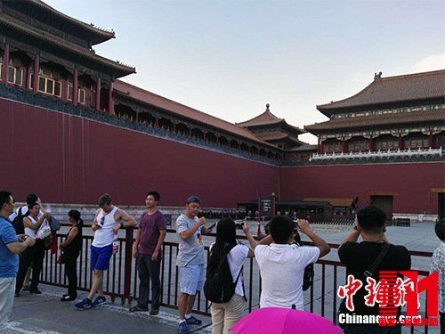 游客在故宫午门外拍照。中新网记者 宋宇晟 摄