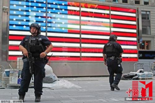 美国接连多日发生爆炸事件和枪击案，街头加强安保措施。