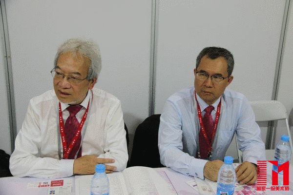 香港品牌发展局主席黄家和（左）接受采访